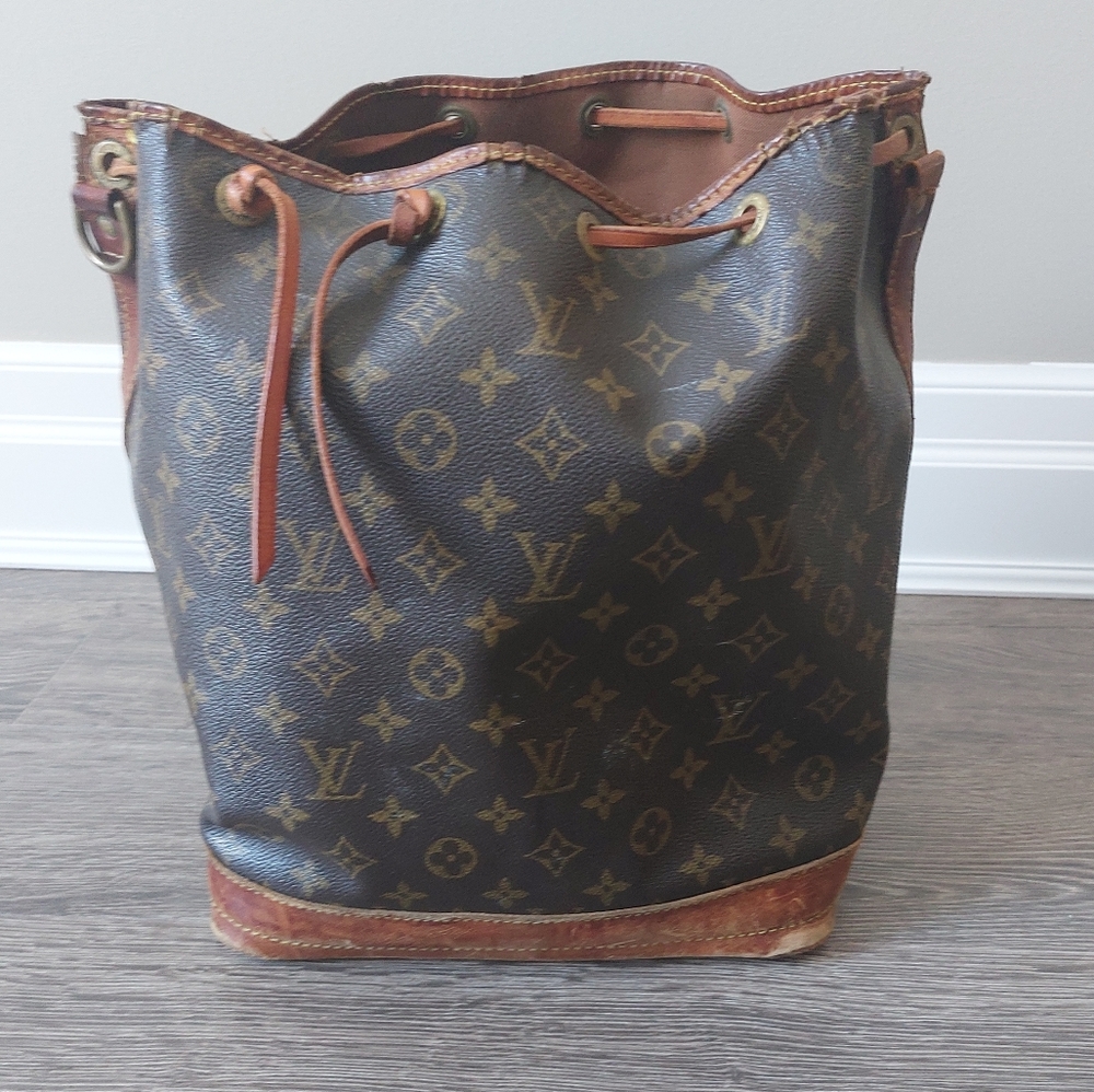 Vintage Louis Vuitton Noe bucket bag. Well loved missing shoulder strap